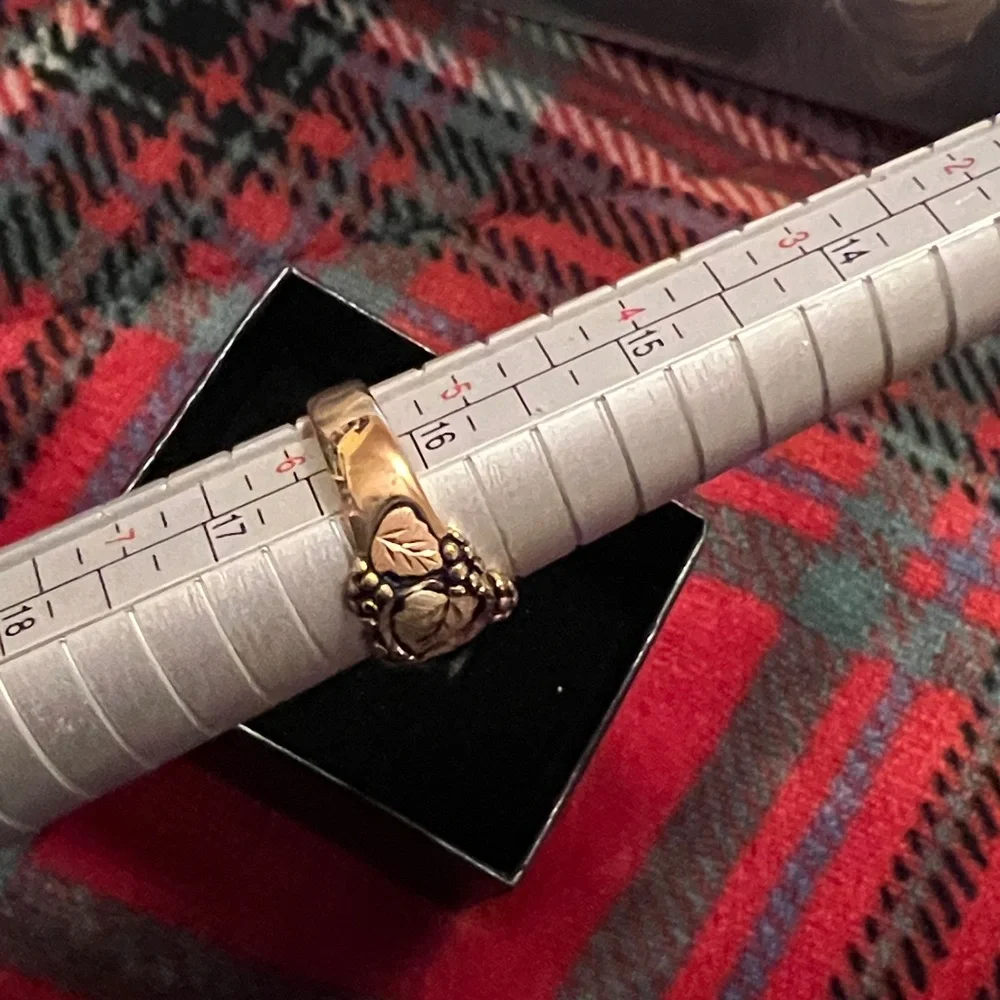 Elegant black hills Gold Leaf Motif Ring - Picture 5 of 7